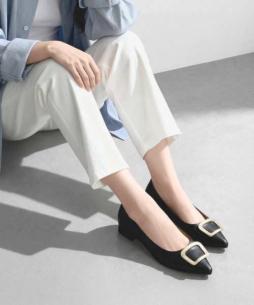 MAMIAN（マミアン）の「ポインテッドトゥ バックル付き フラットパンプス（パンプス・レディース・ブラック系その他/グレイッシュベージュ/ベージュ系その他/ブラック・24.0cm/23.5cm/23.0cm/22.5cm/25.0cm/24.5cm）」の2枚目の写真