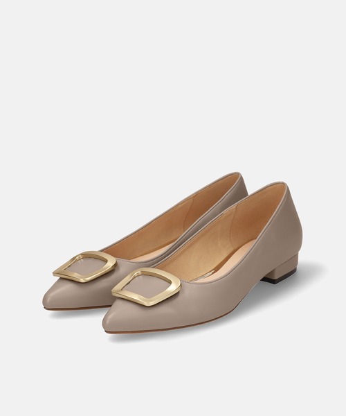 MAMIAN（マミアン）の「ポインテッドトゥ バックル付き フラットパンプス（パンプス・レディース・ブラック系その他/グレイッシュベージュ/ベージュ系その他/ブラック・24.0cm/23.5cm/23.0cm/22.5cm/25.0cm/24.5cm）」の21枚目の写真