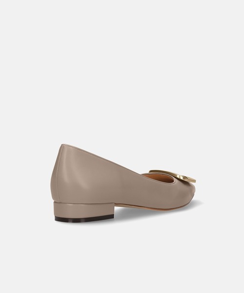 MAMIAN（マミアン）の「ポインテッドトゥ バックル付き フラットパンプス（パンプス・レディース・ブラック系その他/グレイッシュベージュ/ベージュ系その他/ブラック・24.0cm/23.5cm/23.0cm/22.5cm/25.0cm/24.5cm）」の22枚目の写真