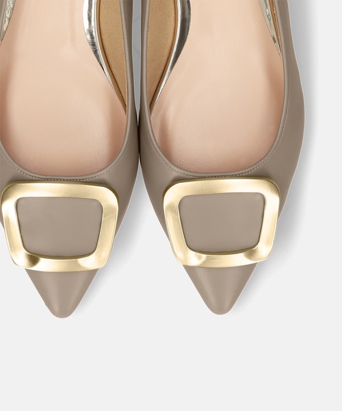 MAMIAN（マミアン）の「ポインテッドトゥ バックル付き フラットパンプス（パンプス・レディース・ブラック系その他/グレイッシュベージュ/ベージュ系その他/ブラック・24.0cm/23.5cm/23.0cm/22.5cm/25.0cm/24.5cm）」の16枚目の写真