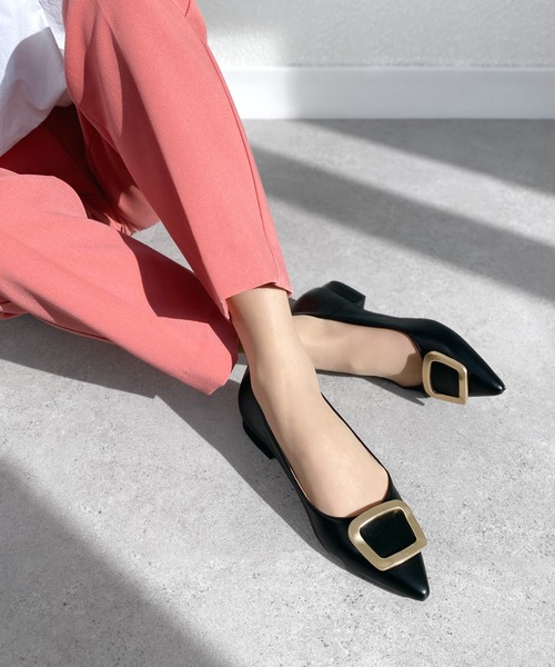 MAMIAN（マミアン）の「ポインテッドトゥ バックル付き フラットパンプス（パンプス・レディース・ブラック系その他/グレイッシュベージュ/ベージュ系その他/ブラック・24.0cm/23.5cm/23.0cm/22.5cm/25.0cm/24.5cm）」の13枚目の写真