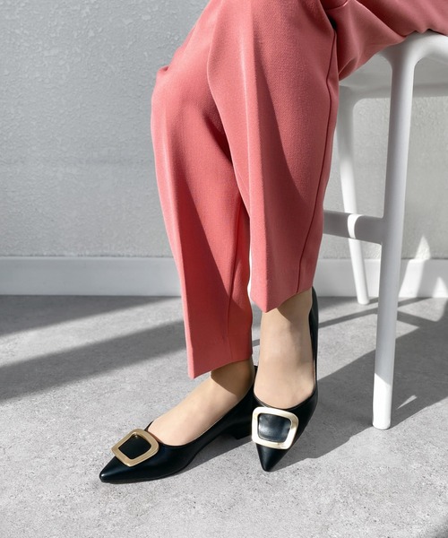 MAMIAN（マミアン）の「ポインテッドトゥ バックル付き フラットパンプス（パンプス・レディース・ブラック系その他/グレイッシュベージュ/ベージュ系その他/ブラック・24.0cm/23.5cm/23.0cm/22.5cm/25.0cm/24.5cm）」の8枚目の写真