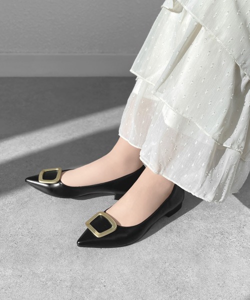 MAMIAN（マミアン）の「ポインテッドトゥ バックル付き フラットパンプス（パンプス・レディース・ブラック系その他/グレイッシュベージュ/ベージュ系その他/ブラック・24.0cm/23.5cm/23.0cm/22.5cm/25.0cm/24.5cm）」の9枚目の写真