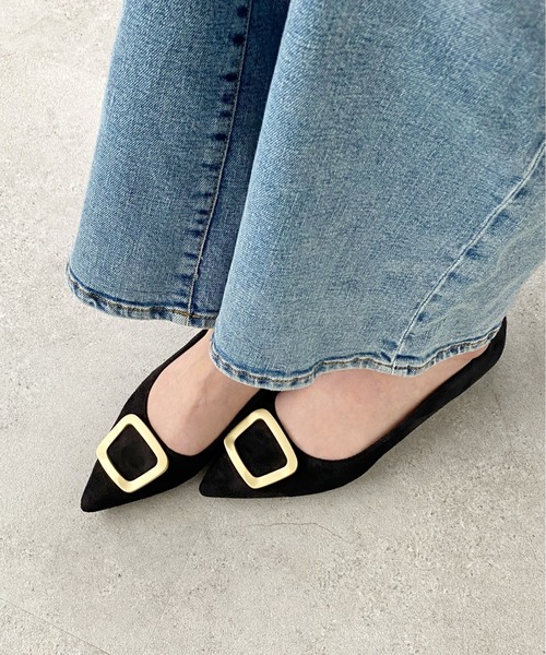 MAMIAN（マミアン）の「ポインテッドトゥ バックル付き フラットパンプス（パンプス・レディース・ブラック系その他/グレイッシュベージュ/ベージュ系その他/ブラック・24.0cm/23.5cm/23.0cm/22.5cm/25.0cm/24.5cm）」の10枚目の写真