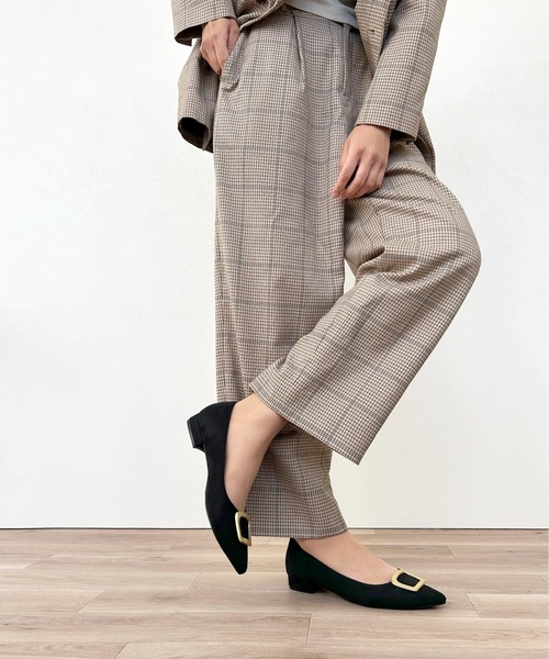 MAMIAN（マミアン）の「ポインテッドトゥ バックル付き フラットパンプス（パンプス・レディース・ブラック系その他/グレイッシュベージュ/ベージュ系その他/ブラック・24.0cm/23.5cm/23.0cm/22.5cm/25.0cm/24.5cm）」の5枚目の写真