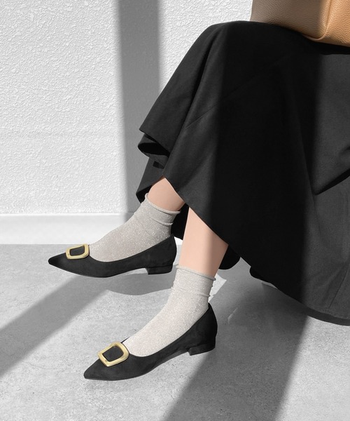 MAMIAN（マミアン）の「ポインテッドトゥ バックル付き フラットパンプス（パンプス・レディース・ブラック系その他/グレイッシュベージュ/ベージュ系その他/ブラック・24.0cm/23.5cm/23.0cm/22.5cm/25.0cm/24.5cm）」の6枚目の写真