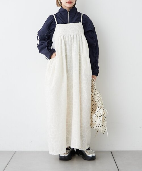 w closet(ダブルクローゼット)の「フラワーレースロングキャミワンピース(ワンピース・レディース・サックスブルー/ブラック/オフホワイト・FREE)」の4枚目の写真