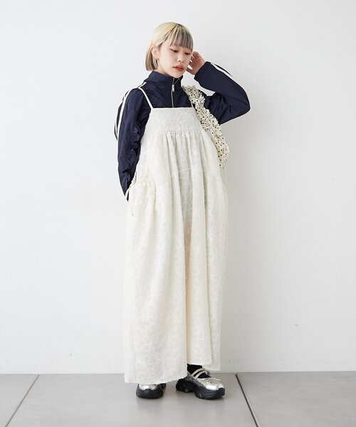 w closet(ダブルクローゼット)の「フラワーレースロングキャミワンピース(ワンピース・レディース・サックスブルー/ブラック/オフホワイト・FREE)」の11枚目の写真