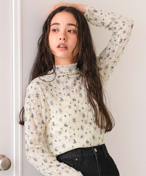 titivate(ティティベイト)の「フラワーレースボトルネックトップス(Tシャツ/カットソー・レディース・オフホワイト/ナチュラル/イエロー・M)」の2枚目の写真
