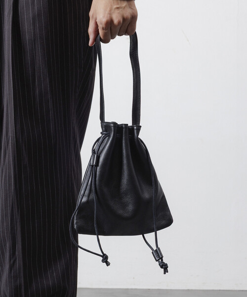 Firsthand（ファーストハンド）の「Firsthand/ファーストハンド Drawstring Leather Handbag / ワンハンドル 巾着ハンドバッグ / 牛革 / 撥水レザー（ハンドバッグ・メンズ・ブラック・ONE SIZE）」の15枚目の写真
