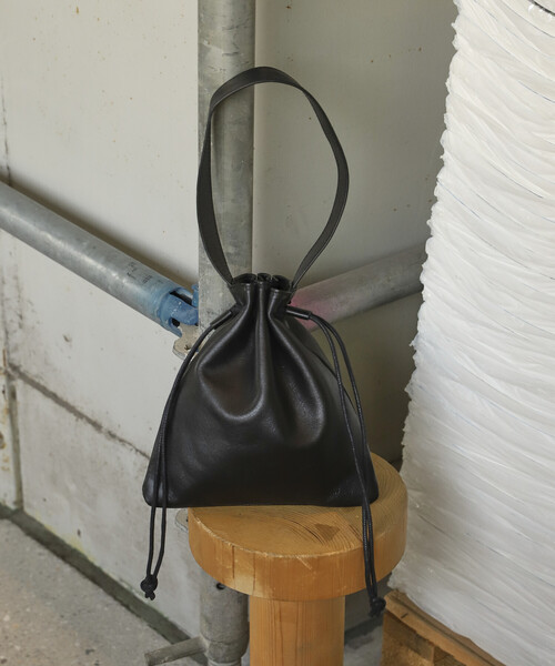 Firsthand（ファーストハンド）の「Firsthand/ファーストハンド Drawstring Leather Handbag / ワンハンドル 巾着ハンドバッグ / 牛革 / 撥水レザー（ハンドバッグ・メンズ・ブラック・ONE SIZE）」の14枚目の写真