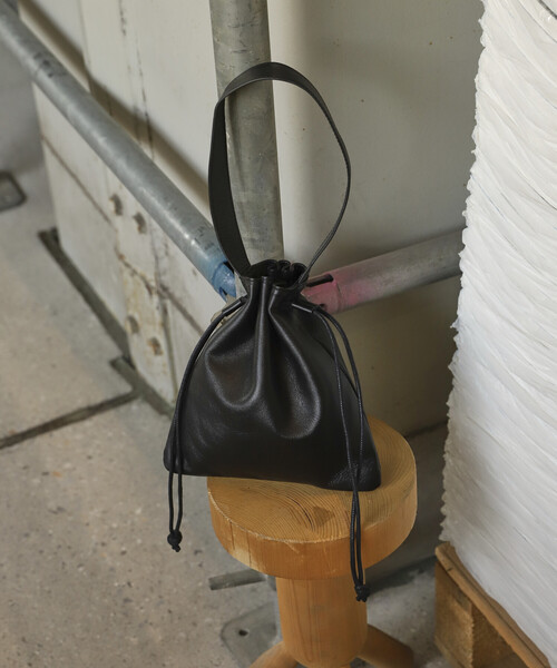 Firsthand（ファーストハンド）の「Firsthand/ファーストハンド Drawstring Leather Handbag / ワンハンドル 巾着ハンドバッグ / 牛革 / 撥水レザー（ハンドバッグ・メンズ・ブラック・ONE SIZE）」の13枚目の写真