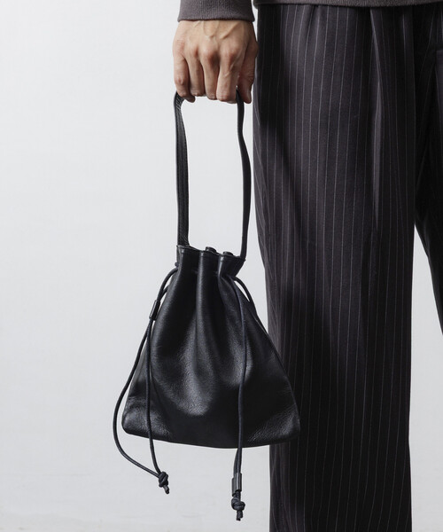 Firsthand（ファーストハンド）の「Firsthand/ファーストハンド Drawstring Leather Handbag / ワンハンドル 巾着ハンドバッグ / 牛革 / 撥水レザー（ハンドバッグ・メンズ・ブラック・ONE SIZE）」の12枚目の写真
