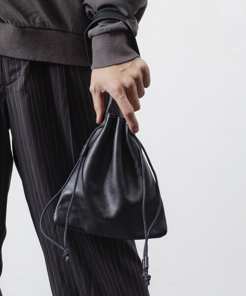 Firsthand（ファーストハンド）の「Firsthand/ファーストハンド Drawstring Leather Handbag / ワンハンドル 巾着ハンドバッグ / 牛革 / 撥水レザー（ハンドバッグ・メンズ・ブラック・ONE SIZE）」の11枚目の写真