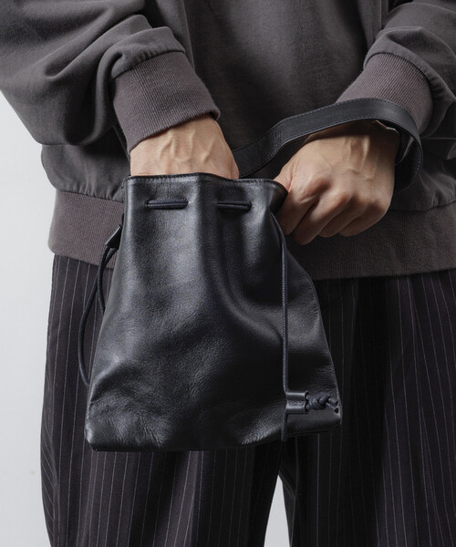 Firsthand（ファーストハンド）の「Firsthand/ファーストハンド Drawstring Leather Handbag / ワンハンドル 巾着ハンドバッグ / 牛革 / 撥水レザー（ハンドバッグ・メンズ・ブラック・ONE SIZE）」の10枚目の写真