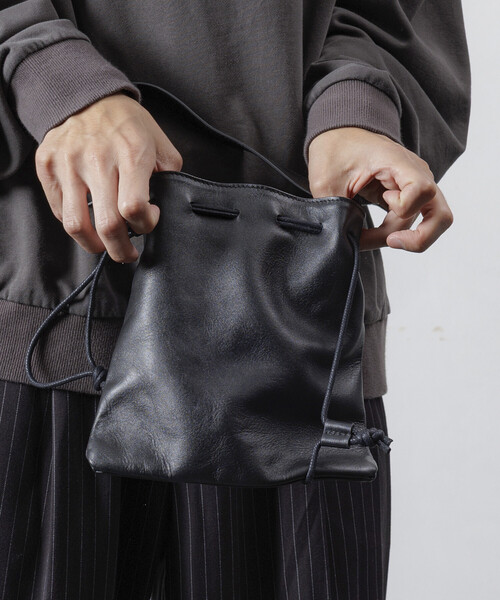 Firsthand（ファーストハンド）の「Firsthand/ファーストハンド Drawstring Leather Handbag / ワンハンドル 巾着ハンドバッグ / 牛革 / 撥水レザー（ハンドバッグ・メンズ・ブラック・ONE SIZE）」の9枚目の写真