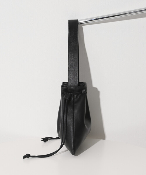 Firsthand（ファーストハンド）の「Firsthand/ファーストハンド Drawstring Leather Handbag / ワンハンドル 巾着ハンドバッグ / 牛革 / 撥水レザー（ハンドバッグ・メンズ・ブラック・ONE SIZE）」の7枚目の写真