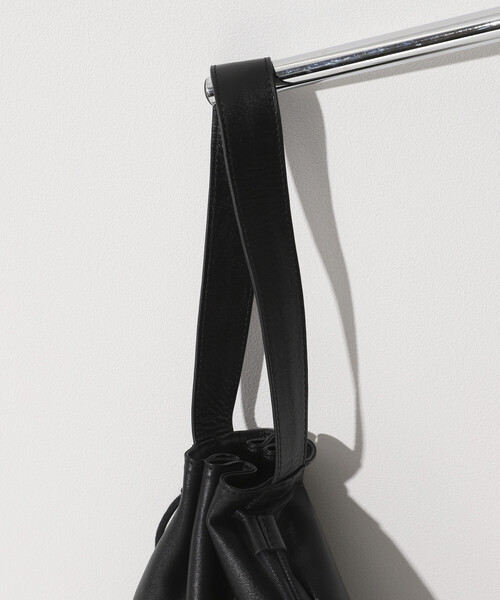 Firsthand（ファーストハンド）の「Firsthand/ファーストハンド Drawstring Leather Handbag / ワンハンドル 巾着ハンドバッグ / 牛革 / 撥水レザー（ハンドバッグ・メンズ・ブラック・ONE SIZE）」の6枚目の写真