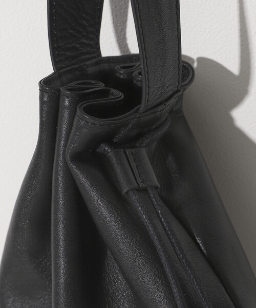 Firsthand（ファーストハンド）の「Firsthand/ファーストハンド Drawstring Leather Handbag / ワンハンドル 巾着ハンドバッグ / 牛革 / 撥水レザー（ハンドバッグ・メンズ・ブラック・ONE SIZE）」の5枚目の写真