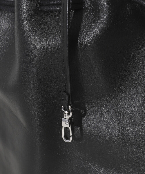 Firsthand（ファーストハンド）の「Firsthand/ファーストハンド Drawstring Leather Handbag / ワンハンドル 巾着ハンドバッグ / 牛革 / 撥水レザー（ハンドバッグ・メンズ・ブラック・ONE SIZE）」の4枚目の写真