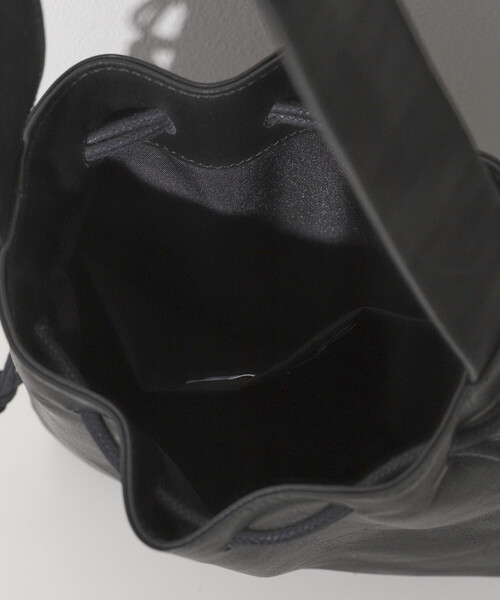 Firsthand（ファーストハンド）の「Firsthand/ファーストハンド Drawstring Leather Handbag / ワンハンドル 巾着ハンドバッグ / 牛革 / 撥水レザー（ハンドバッグ・メンズ・ブラック・ONE SIZE）」の3枚目の写真