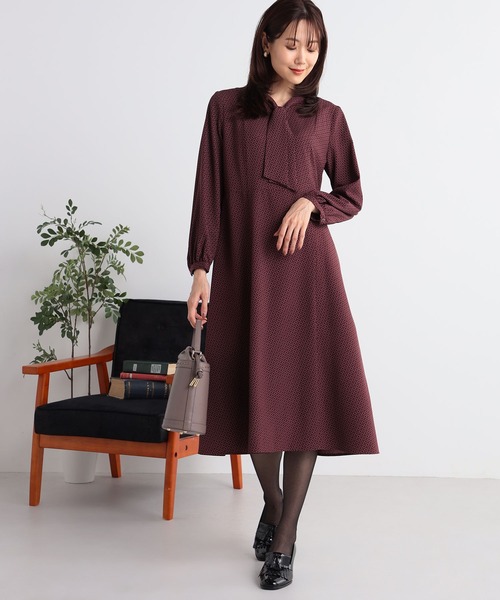 GALLORIA(ギャローリア)の「お手入れ楽々 幾何柄プリントボウタイワンピース(ワンピース・レディース・ネイビー/ボルドー・LL/L/M/S)」の2枚目の写真