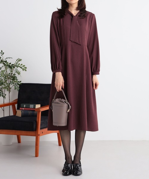 GALLORIA(ギャローリア)の「お手入れ楽々 幾何柄プリントボウタイワンピース(ワンピース・レディース・ネイビー/ボルドー・LL/L/M/S)」の10枚目の写真