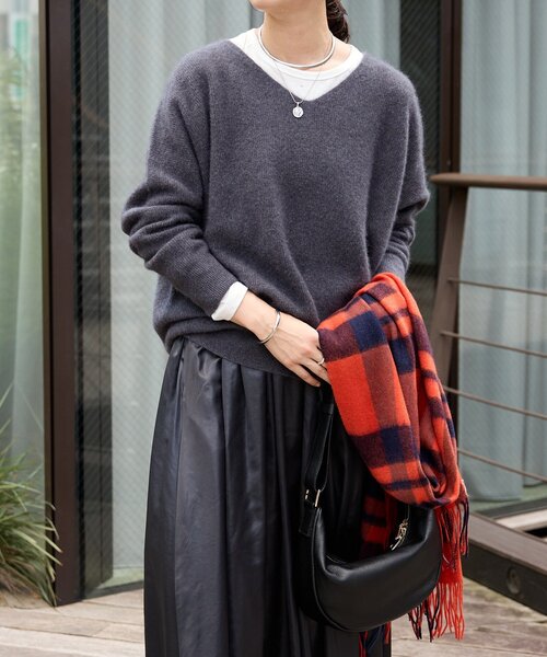 RIVE DROITE（リヴドロワ）の「【抜け感シルエット】ヘアリーウール片畦Vネックニット（ニット/セーター・レディース・バーガンディー/ライトベージュ/グレー系その他/グレー/チャコールグレー/バイオレット・FREE）」の9枚目の写真