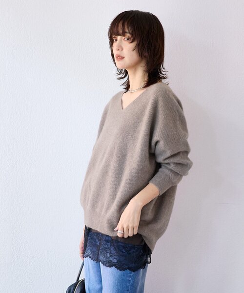 RIVE DROITE（リヴドロワ）の「【抜け感シルエット】ヘアリーウール片畦Vネックニット（ニット/セーター・レディース・バーガンディー/ライトベージュ/グレー系その他/グレー/チャコールグレー/バイオレット・FREE）」の19枚目の写真