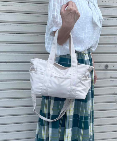 FINEnough（ファインナフ）の「光沢ツイルミニトート2WAYショルダーバッグ（ショルダーバッグ・レディース・ブラック/ブラウン/ホワイト/カーキ・FREE）」の19枚目の写真