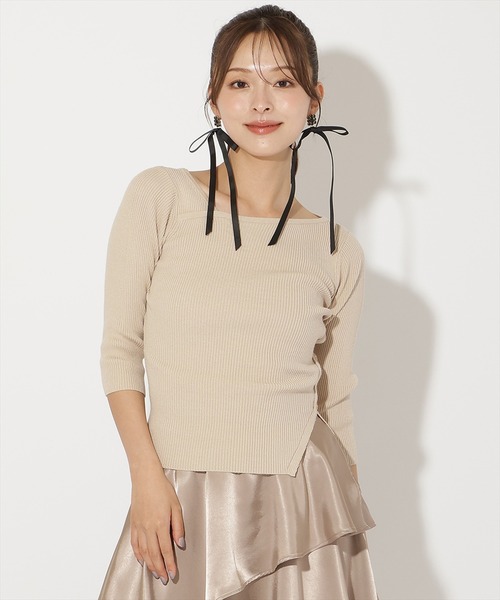 AND COUTURE(アンドクチュール)の「アシメVネック7分袖プルオーバー(ニット/セーター・レディース・オフホワイト/ブラック/ボルドー/ベージュ・FREE)」の3枚目の写真