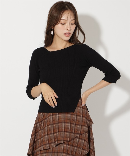 AND COUTURE(アンドクチュール)の「アシメVネック7分袖プルオーバー(ニット/セーター・レディース・オフホワイト/ブラック/ボルドー/ベージュ・FREE)」の2枚目の写真