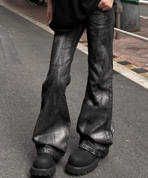 SHIBUYA Zy.(シブヤジー)の「MELT BLACKグロスフレアパンツ(デニムパンツ・メンズ・ブラック・L/M/S)」の2枚目の写真