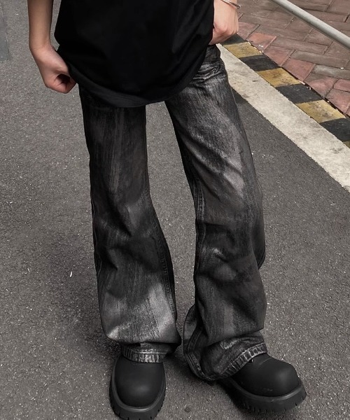 SHIBUYA Zy.(シブヤジー)の「MELT BLACKグロスフレアパンツ(デニムパンツ・メンズ・ブラック・L/M/S)」の3枚目の写真