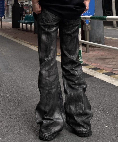 SHIBUYA Zy.(シブヤジー)の「MELT BLACKグロスフレアパンツ(デニムパンツ・メンズ・ブラック・L/M/S)」の4枚目の写真