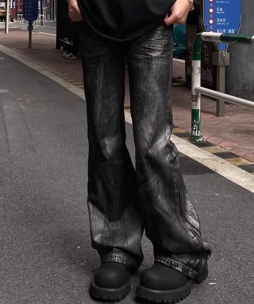 SHIBUYA Zy.(シブヤジー)の「MELT BLACKグロスフレアパンツ(デニムパンツ・メンズ・ブラック・L/M/S)」の5枚目の写真