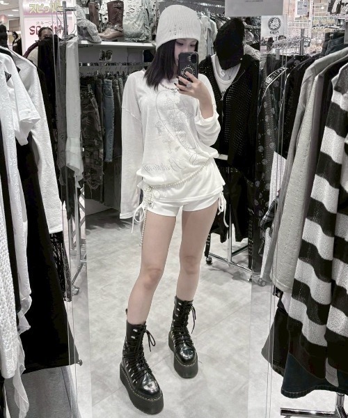 Never mind the XU / Chikashitsu+（ネバーマインド ザ エックスユー / チカシツプラス）の「【nmtc +】vintage cross long sleeve / 【エヌエムティーシープラス】ビンテージクロスデザイン長袖Tシャツ（Tシャツ/カットソー・メンズ・ホワイト・ONE SIZE）」の4枚目の写真