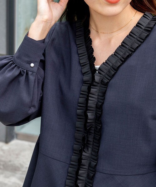 NOLLEY’S（ノーリーズ）の「《セットアップ対応》ウォッシャブル衿プリーツペプラムブラウス（シャツ/ブラウス・レディース・グレー系その他/ネイビー・38）」の7枚目の写真