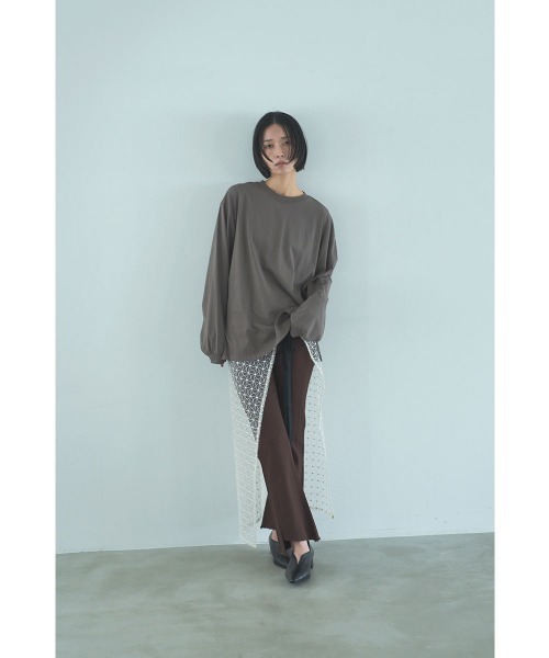 marjour(マージュール)の「OVERSIZED LONG SLEEVE TEE(Tシャツ/カットソー・レディース・オフホワイト/モカ・M)」の4枚目の写真