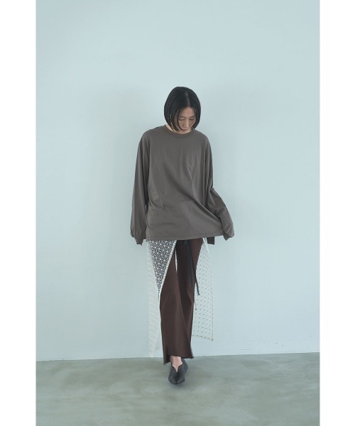 marjour(マージュール)の「OVERSIZED LONG SLEEVE TEE(Tシャツ/カットソー・レディース・オフホワイト/モカ・M)」の5枚目の写真