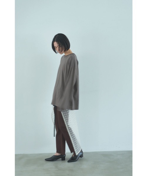 marjour(マージュール)の「OVERSIZED LONG SLEEVE TEE(Tシャツ/カットソー・レディース・オフホワイト/モカ・M)」の6枚目の写真