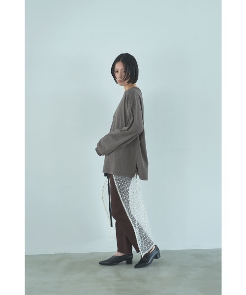 marjour(マージュール)の「OVERSIZED LONG SLEEVE TEE(Tシャツ/カットソー・レディース・オフホワイト/モカ・M)」の7枚目の写真