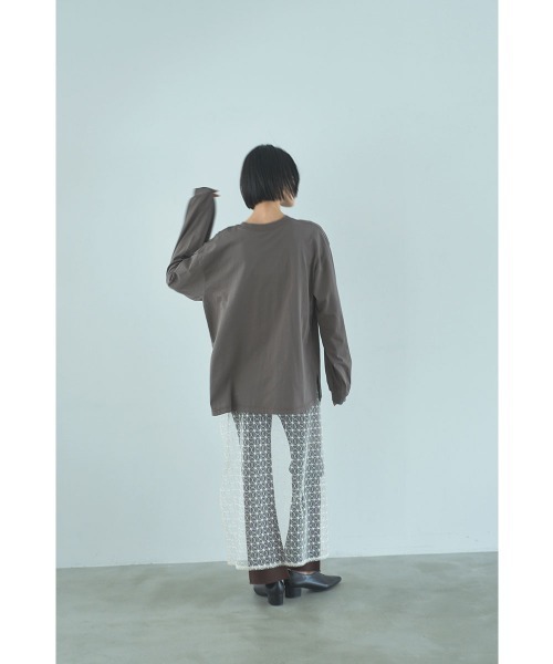 marjour(マージュール)の「OVERSIZED LONG SLEEVE TEE(Tシャツ/カットソー・レディース・オフホワイト/モカ・M)」の8枚目の写真