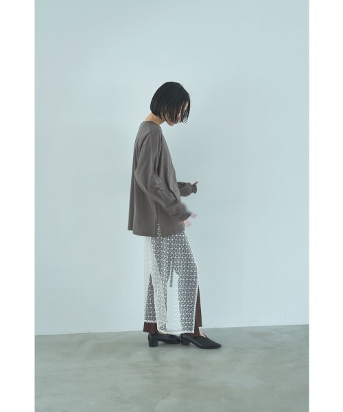 marjour(マージュール)の「OVERSIZED LONG SLEEVE TEE(Tシャツ/カットソー・レディース・オフホワイト/モカ・M)」の9枚目の写真