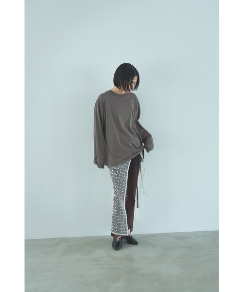 marjour(マージュール)の「OVERSIZED LONG SLEEVE TEE(Tシャツ/カットソー・レディース・オフホワイト/モカ・M)」の10枚目の写真