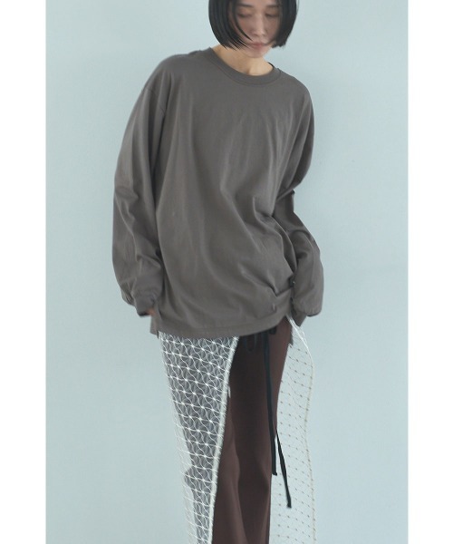 marjour(マージュール)の「OVERSIZED LONG SLEEVE TEE(Tシャツ/カットソー・レディース・オフホワイト/モカ・M)」の11枚目の写真