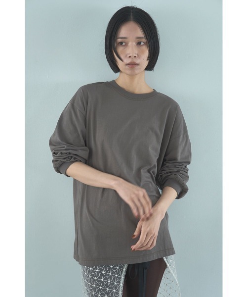 marjour(マージュール)の「OVERSIZED LONG SLEEVE TEE(Tシャツ/カットソー・レディース・オフホワイト/モカ・M)」の14枚目の写真