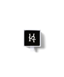 HORLISUN（ホーリーサン）の「Crest Logo Brooch Silver Gray（その他小物）」