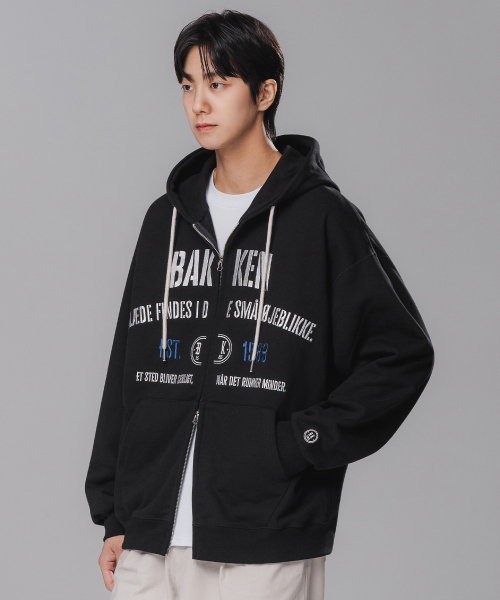 BAKKEN(バッケン)の「フォーシーズン刺繍ツーウェイフードジップアップ BK7993_ブラック(パーカー・メンズ・ブラック・1/2/3)」の2枚目の写真
