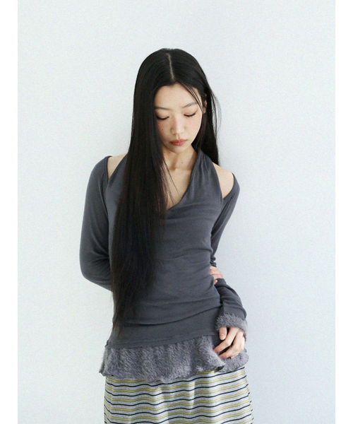UGLY SHADOW(アグリーシャドウ)の「スカーフファーフリルTシャツ(チャコール)(Tシャツ/カットソー・レディース・その他・FREE)」の1枚目の写真